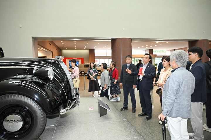 [울산=뉴시스] 박수지 기자 = 박천동 북구청장 등 일본 방문단이 16일 자동차문화 활용 관광자원화 사례를 살펴보기 위해 도요타 자동차박물관을 찾아 사카키바라 관장의 설명을 들으며 전시물을 관람하고 있다. (사진=북구 제공) 2025.07.16. photo@newsis.com *재판매 및 DB 금지
