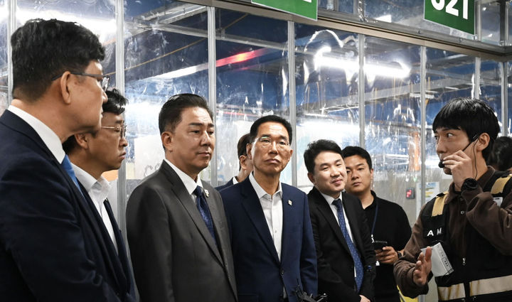 김병기 더불어민주당 당대표 직무대행 겸 원내대표 등 민주당 의원들은 16일 서울 양재동 쿠팡로지스틱스서비스(CLS) 서브허브를 방문해 CLS가 업계 최초로 도입한 '차폐식 대형 냉방 구역'을 점검했다. (사진=쿠팡 제공) *재판매 및 DB 금지