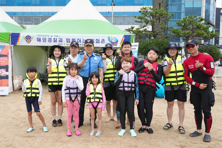 [부산=뉴시스] 16일 부산 광안리해수욕장 생존수영 체험 교실에 장인식 남해해양경찰청장이 방문했다. (사진=남해해양경찰청 제공) 2025.07.16. photo@newsis.com *재판매 및 DB 금지