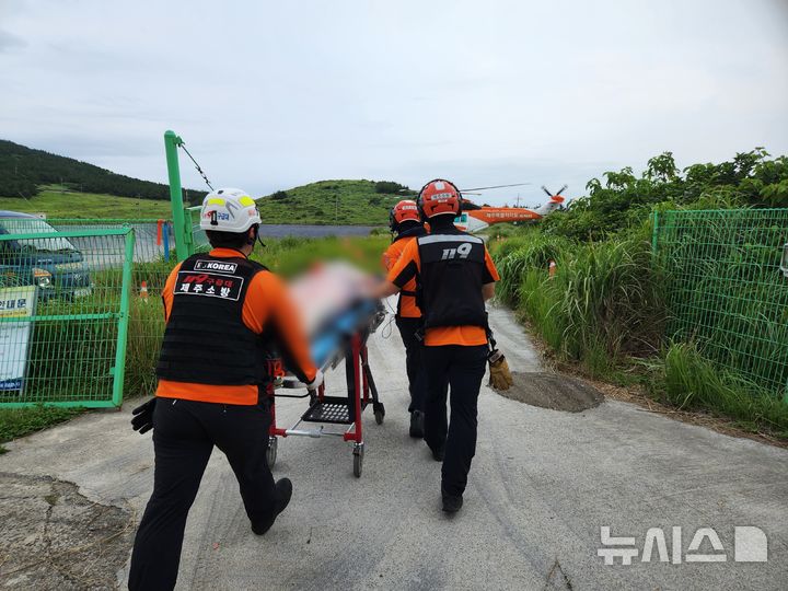 [제주=뉴시스] 16일 오후 제주시 우도에서 오토바이를 타던 30대가 넘어지는 사고로 부상을 입어 소방당국에 의해 헬기 이송되고 있다. (사진=제주소방안전본부 제공) 2025.07.16. photo@newsis.com