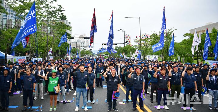[광주=뉴시스] 이현행 기자 = 전국금속노동조합 광주전남지부가 16일 오후 광주 서구 시청 앞에서 금속노동자 총파업 대회를 열고 구호를 외치고 있다. 2025.07.16. lhh@newsis.com