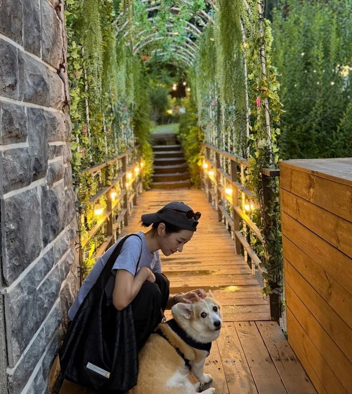 [서울=뉴시스] 배우 서예지가 반려견과 산책을 즐기고 있다. (사진=서예지 인스타그램 캡처) 2025.07.16. photo@newsis.com *재판매 및 DB 금지