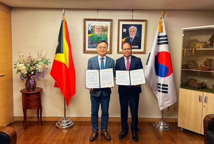 [여수=뉴시스] 2026여수세계섬박람회조직위원회 김종기 사무국장과 안토니우 데 사 베네비데스 동티모르 대사가 동티모르 대사관에서 2026여수세계섬박람회 참가 협약을 체결하고 있다. (사진=조직위 제공) 2025.07.16. photo@newsis.com *재판매 및 DB 금지