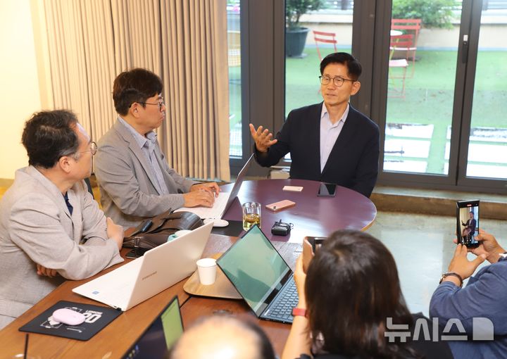 [대구=뉴시스] 정창오 기자 = 국민의힘 당 대표 출마가 유력한 김문수 전 대선후보가 16일 오후 대구 수성구의 한 카페에서 열린 기자간담회에서 발언하고 있다. 2025.07.16. jco@newsis.com