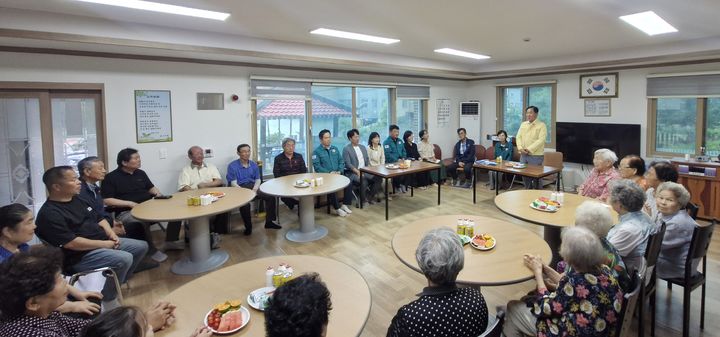 심재국 평창군수 무더위쉼터 방문 모습. *재판매 및 DB 금지