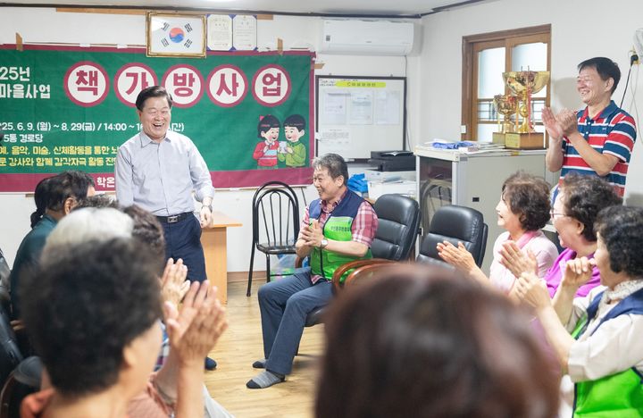[광명=뉴시스] 박승원 광명시장이 16일 ‘우리동네 시장실’의 일환으로 학온동 사들 경로당에서 어르신 대상 인지건강 활동을 함께 하고 있다.(사진=광명시 제공)2025.07.16.photo@newsis.com *재판매 및 DB 금지