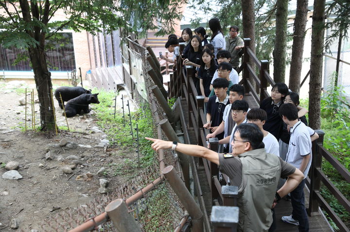 [구례=뉴시스] 전남 구례고등학생 20여 명이 16일 지리산생태탐방원을 방문해 '국립공원 환경 체험 프로그램'을 체험하고 있다. (사진=생태탐방원 제공) 2025.07.16. photo@newsis.com *재판매 및 DB 금지