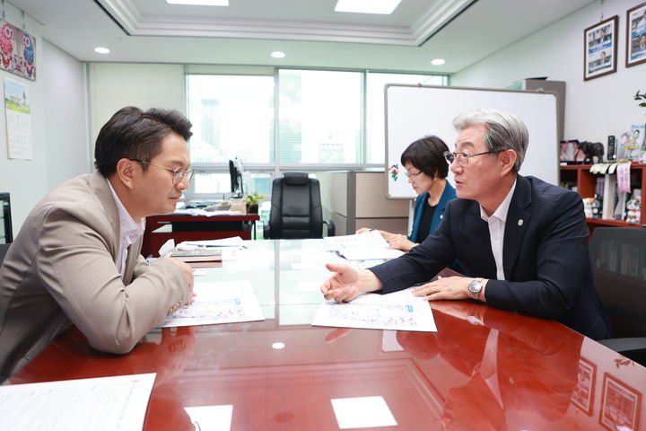 [창원=뉴시스]민주당 전용기 의원과 면담하는 오태완(오른쪽) 의령군수.(사진=의령군 제공) 2025.07.16.photo@newsis.com *재판매 및 DB 금지