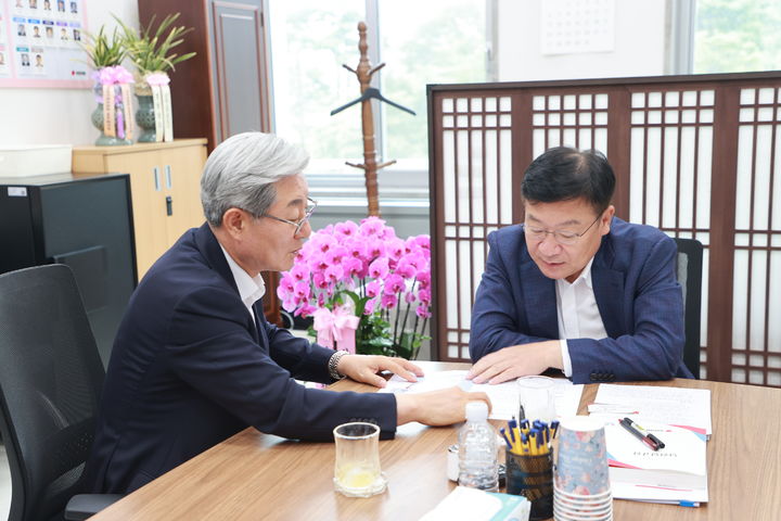 [창원=뉴시스]국민의힘 정점식 의원과 면담하는 오태완(왼쪽) 의령군수.(사진=의령군 제공) 2025.07.16.photo@newsis.com *재판매 및 DB 금지