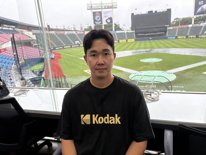 [서울=뉴시스] 신유림 기자 = 프로야구 LG 트윈스의 마무리 투수 유영찬이 16일 서울 잠실구장에서 진행된 선수단 훈련 중 기자실을 방문해 인터뷰를 진행하고 있다. 2025.07.16. spicy@newsis.com *재판매 및 DB 금지