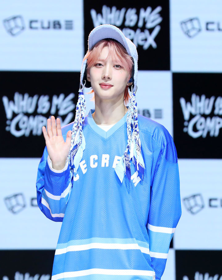 [서울=뉴시스] 김혜진 기자 = 그룹 펜타곤 후이가 16일 오후 서울 광진구 예스24라이브홀에서 열린 첫 번째 솔로 앨범 'WHU IS ME : Complex'(후 이즈 미 : 콤플렉스) 발매 기념 쇼케이스에서 포즈를 취하고 있다. 2024.01.16. jini@newsis.com *재판매 및 DB 금지