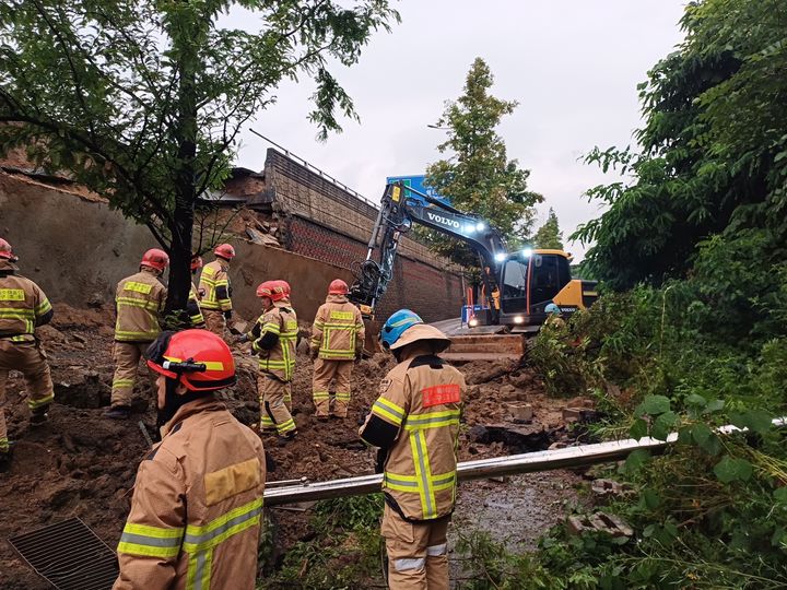[오산=뉴시스] 16일 오후 7시 4분께 경기도 오산시 가장교차로 고가도로의 옹벽이 무너지며 차량 2대를 덮치는 사고가 발생해 소방당국이 구조 작업을 벌이고 있다. (사진=경기도소방재난본부 제공) 2025.07.16. photo@newsis.com *재판매 및 DB 금지