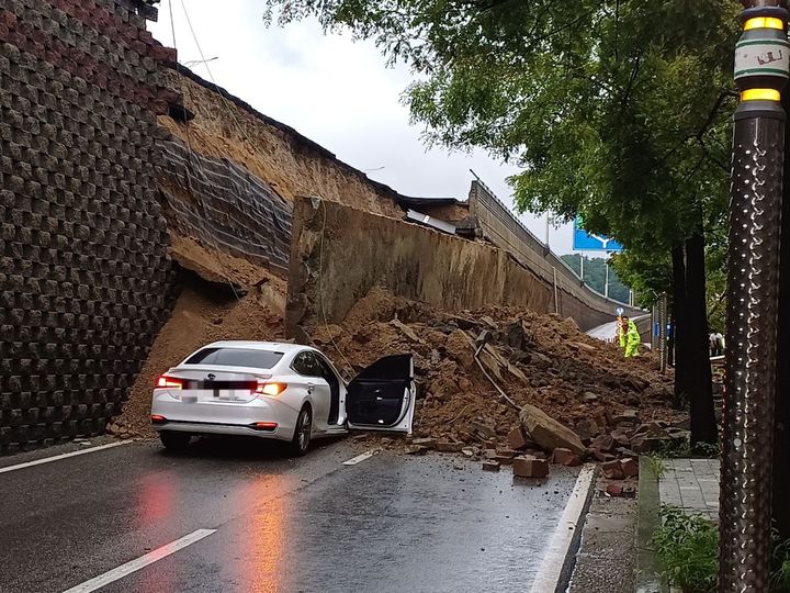 [오산=뉴시스] 16일 오후 7시 4분께 경기도 오산시 가장교차로 고가도로의 옹벽이 무너지며 차량 2대를 덮치는 사고가 발생해 소방당국이 구조 작업을 벌이고 있다. (사진=경기도소방재난본부 제공) 2025.07.16. photo@newsis.com *재판매 및 DB 금지