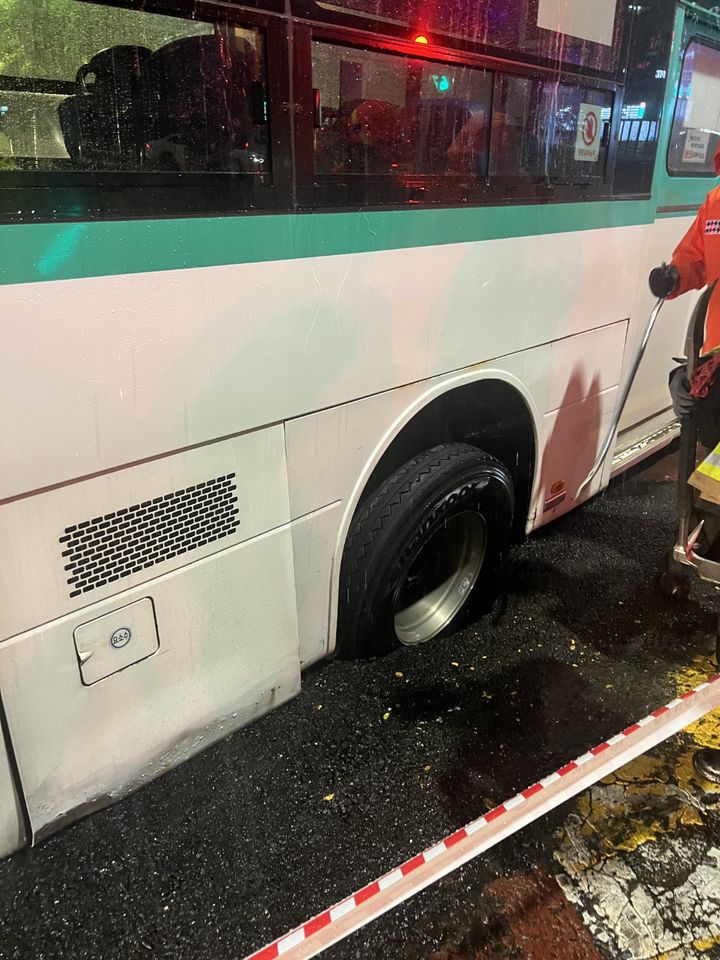 구리시 포트홀 사고 현장. (사진=경기북부소방재난본부 제공) photo@newsis.com *재판매 및 DB 금지