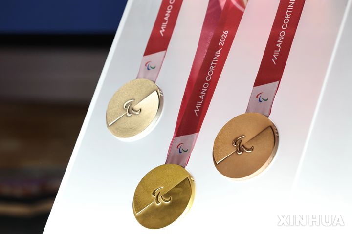 [베네치아=신화/뉴시스] 15일(현지 시간) 이탈리아 베네치아 그랑데 운하 팔라초 발비에서 2026년 밀라노·코르티나담페초 패럴림픽의 공식 메달이 공개되고 있다. 2025.07.16.