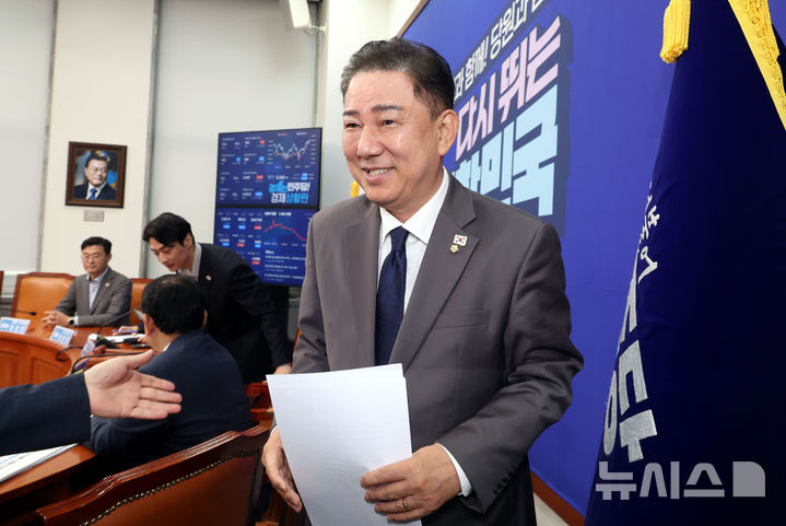 [서울=뉴시스] 조성봉 기자 = 김병기 더불어민주당 당대표 직무대행 겸 원내대표가 16일 오전 서울 여의도 국회에서 열린 최고위원회의에서 발언을 마치고 이동하고 있다. 2025.07.16. suncho21@newsis.com