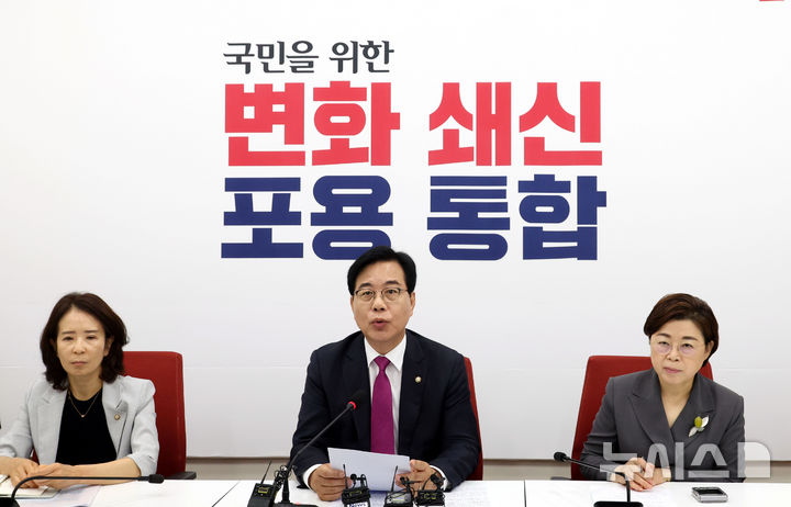 [서울=뉴시스] 조성봉 기자 = 송언석 국민의힘 비상대책위원장 겸 원내대표가 16일 오전 서울 여의도 국회에서 열린 현안관련 기자간담회에서 발언을 하고 있다. 2025.07.16. suncho21@newsis.com 