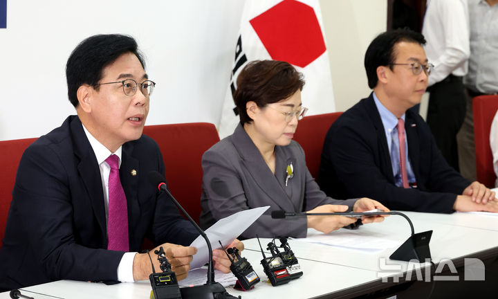 [서울=뉴시스] 조성봉 기자 = 송언석 국민의힘 비상대책위원장 겸 원내대표가 16일 오전 서울 여의도 국회에서 열린 현안관련 기자간담회에서 발언을 하고 있다. 2025.07.16. suncho21@newsis.com