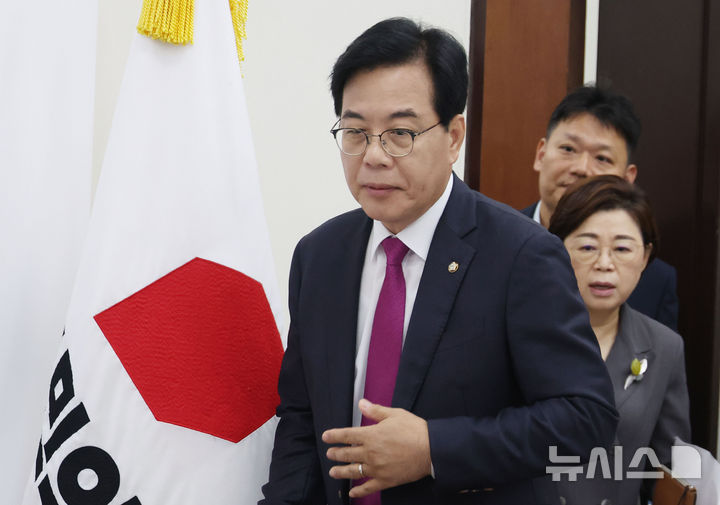 [서울=뉴시스] 조성봉 기자 = 송언석 국민의힘 비상대책위원장 겸 원내대표가 16일 오전 서울 여의도 국회에서 열린 현안관련 기자간담회에 참석하고 있다. 2025.07.16. suncho21@newsis.com