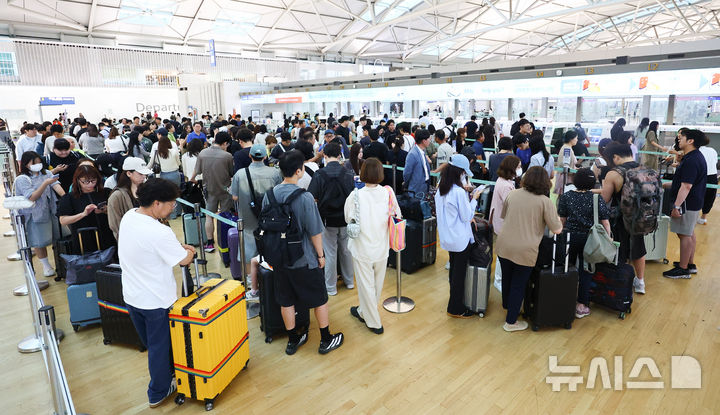[인천공항=뉴시스] 황준선 기자 = 여름 휴가철을 맞은 16일 오전 인천국제공항 1터미널 출국장 항공사 카운터가 여행객들로 붐비고 있다. 2025.07.16. hwang@newsis.com