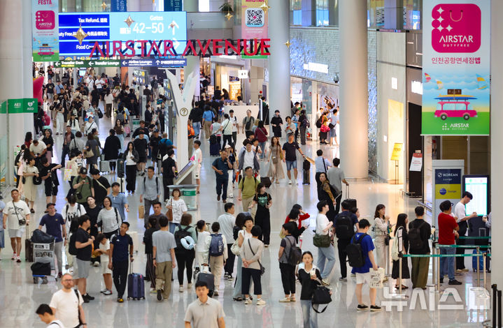 [인천공항=뉴시스] 황준선 기자 = 여름 휴가철을 맞은 16일 오전 인천국제공항 1터미널 면세구역이 여행객으로 붐비고 있다. 2025.07.16. hwang@newsis.com