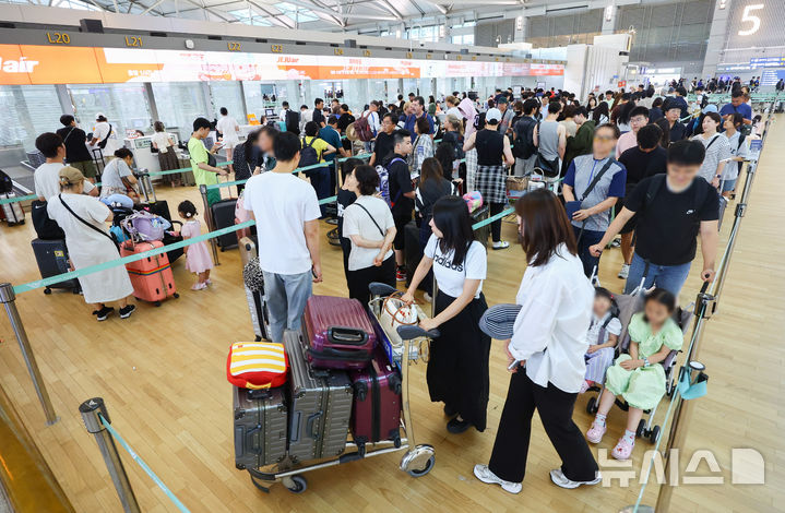[인천공항=뉴시스] 황준선 기자 = 여름 휴가철을 맞은 16일 오전 인천국제공항 1터미널 출국장 항공사 카운터가 여행객들로 붐비고 있다. 2025.07.16. hwang@newsis.com