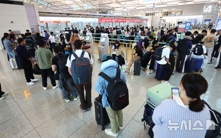 [인천공항=뉴시스] 황준선 기자 = 여름 휴가철을 맞은 16일 오전 인천국제공항 1터미널 출국장 항공사 카운터가 여행객들로 붐비고 있다. 2025.07.16. hwang@newsis.com