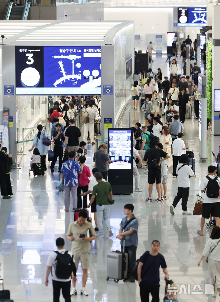 [인천공항=뉴시스] 황준선 기자 = 여름 휴가철을 맞은 16일 오전 인천국제공항 1터미널 출국장이 여행객으로 붐비고 있다. 2025.07.16. hwang@newsis.com