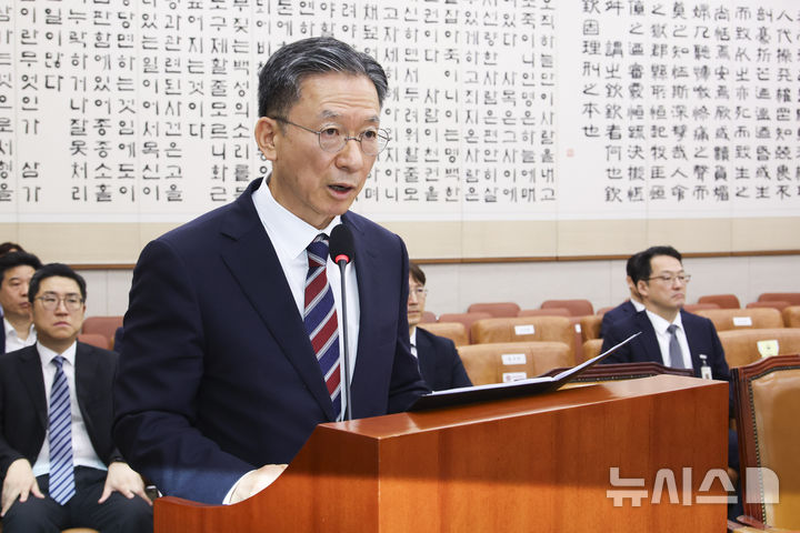[서울=뉴시스] 김금보 기자 = 정성호 법무부 장관 후보자가 16일 서울 여의도 국회 법제사법위원회에서 열린 인사청문회에서 모두발언를 하고 있다. 2025.07.16. kgb@newsis.com