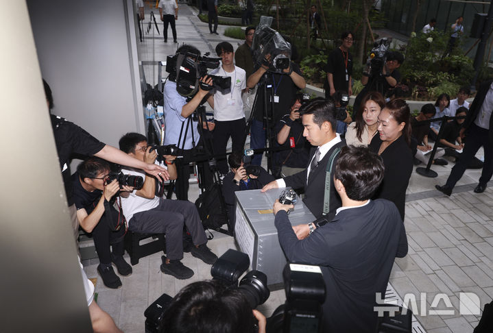 [서울=뉴시스] 김근수 기자 = 김영선 전 국민의힘 의원 보좌관을 지낸 강혜경 씨가 16일 서울 종로구 윤석열 전 대통령 부인 김건희 여사 의혹을 수사하는 민중기 특별검사팀 사무실에 참고인 조사를 받기 위해 변호인과 제출 자료를 들고 출석하고 있다. 2025.07.16. ks@newsis.com