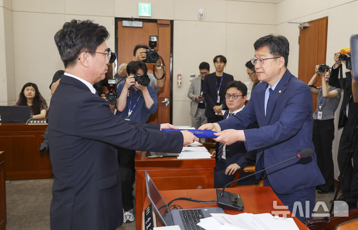 [서울=뉴시스] 김명년 기자 = 김영훈 고용노동부 장관 후보자가 16일 오전 서울 여의도 국회 환경노동위원회에서 열린 인사청문회에서 선서문을 제출하고 있다. 2025.07.16. kmn@newsis.com