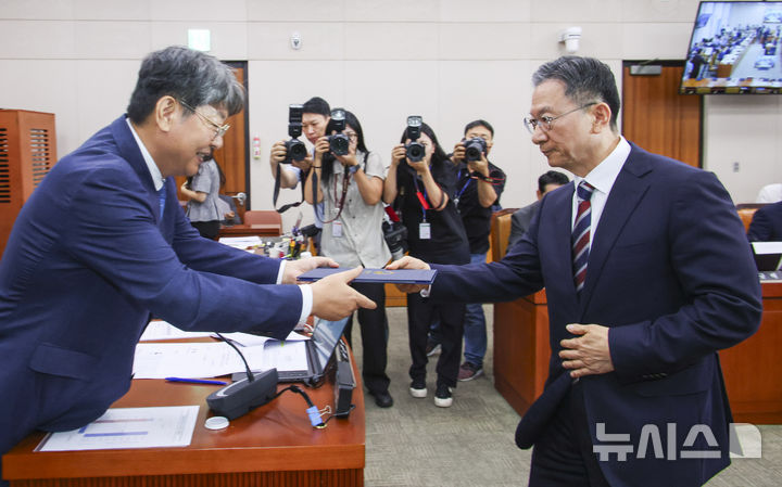 [서울=뉴시스] 김금보 기자 = 정성호 법무부 장관 후보자가 16일 서울 여의도 국회 법제사법위원회에서 열린 인사청문회에서 선서문을 제출하고 있다. 2025.07.16. kgb@newsis.com