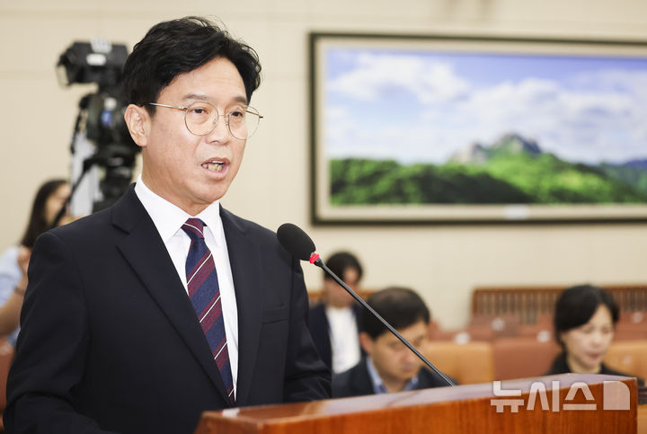 [서울=뉴시스] 김명년 기자 = 김영훈 고용노동부 장관 후보자가 16일 오전 서울 여의도 국회 환경노동위원회에서 열린 인사청문회에서 발언하고 있다. 2025.07.16. kmn@newsis.com