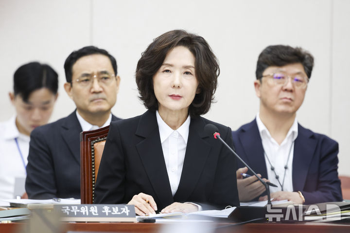 [서울=뉴시스] 고승민 기자 = 이진숙 사회부총리 겸 교육부 장관 후보자가 16일 서울 여의도 국회 교육위원회에서 열린 인사청문회에서 의원들의 질문을 듣고 있다. 2025.07.16. kkssmm99@newsis.com