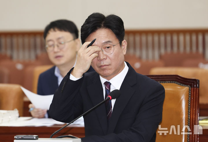 [서울=뉴시스] 김명년 기자 = 김영훈 고용노동부 장관 후보자가 16일 오전 서울 여의도 국회 환경노동위원회에서 열린 인사청문회에서 안경을 만지고 있다. 2025.07.16. kmn@newsis.com