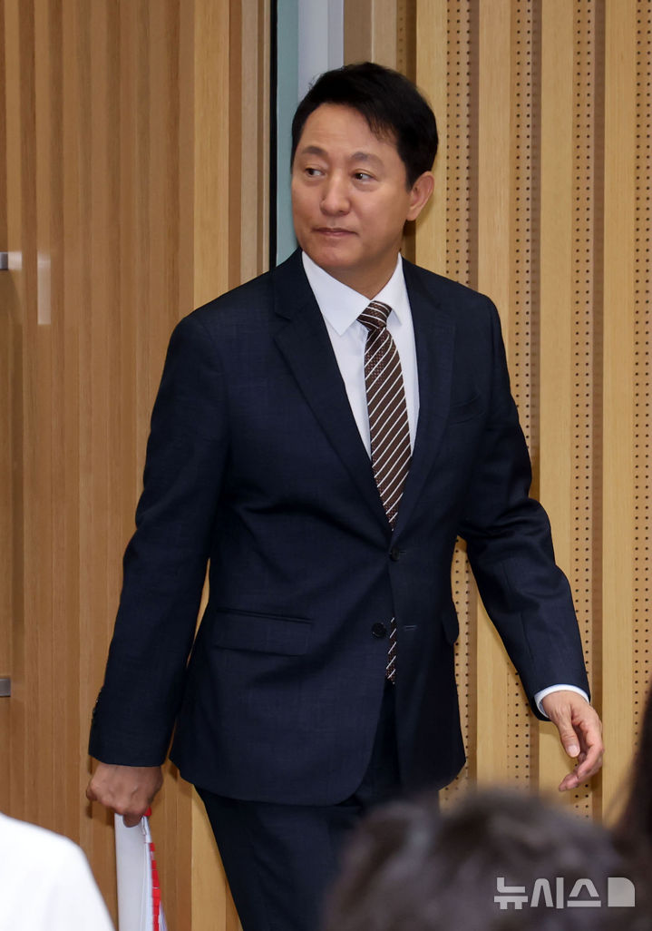 [서울=뉴시스] 권창회 기자 = 오세훈 서울시장이 16일 오전 서울 중구 서울시청에서 열린 민선 8기 취임 3주년 기자간담회에 참석하고 있다. (공동취재) 2025.07.16. photo@newsis.com