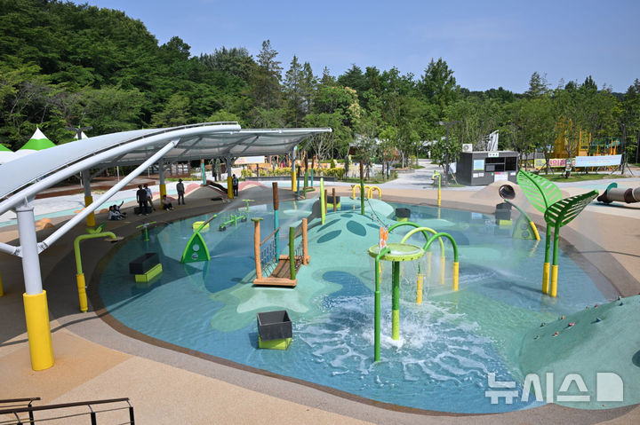 [광주=뉴시스] 광주시립미술관 생태예술놀이정원 물놀이장. (사진=광주시청 제공). photo@newsis.com *재판매 및 DB 금지