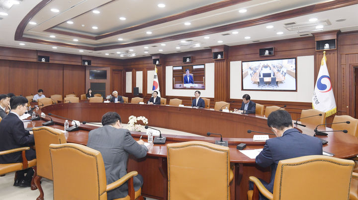 [서울=뉴시스] 임기근 기획재정부 차관이 16일 오전 서울 종로구 정부서울청사에서 열린 '지출 구조조정 관련 관계부처 회의'를 주재하고 있다. (사진=기획재정부 제공) 2025.07.16. photo@newsis.com *재판매 및 DB 금지