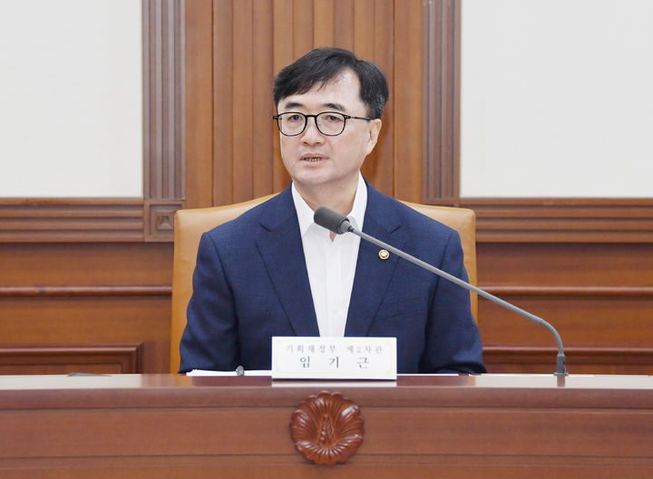 [서울=뉴시스] 임기근 기획재정부 차관이 16일 오전 서울 종로구 정부서울청사에서 열린 '지출 구조조정 관련 관계부처 회의'를 주재하고 있다. (사진=기획재정부 제공) 2025.07.16. photo@newsis.com *재판매 및 DB 금지