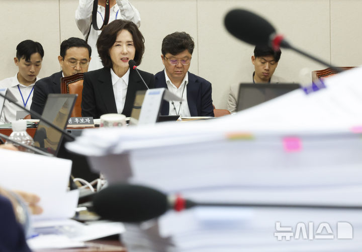 [서울=뉴시스] 고승민 기자 = 이진숙 사회부총리 겸 교육부 장관 후보자가 16일 서울 여의도 국회 교육위원회에서 열린 인사청문회에서 질문에 답하고 있다. 2025.07.16. kkssmm99@newsis.com