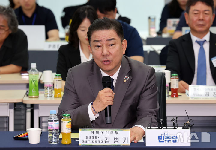 [서울=뉴시스] 배훈식 기자 = 김병기 더불어민주당 당대표 직무대행 겸 원내대표가 16일 오전 서울 서초구 aT센터에서 열린 민주당 물가대책 TF 현장방문 간담회에서 발언하고 있다. 2025.07.16. dahora83@newsis.com