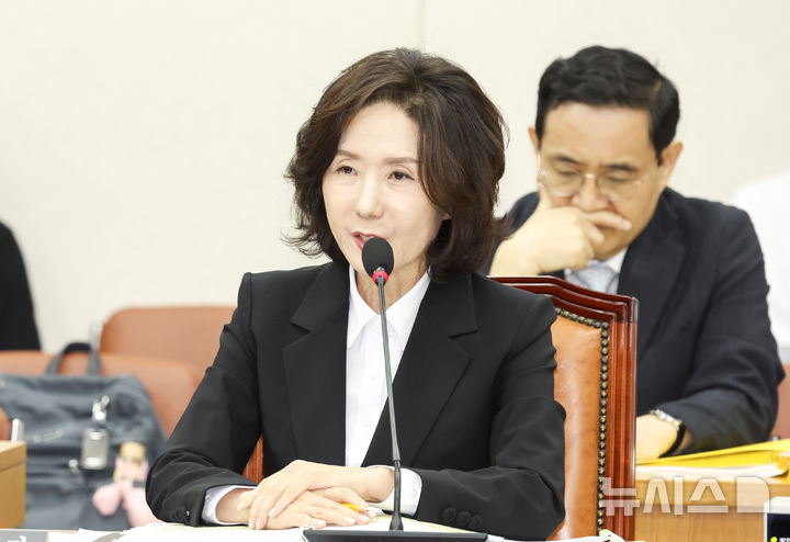 [서울=뉴시스] 고승민 기자 = 이진숙 사회부총리 겸 교육부 장관 후보자가 16일 서울 여의도 국회 교육위원회에서 열린 인사청문회에서 질문에 답하고 있다. 2025.07.16. kkssmm99@newsis.com