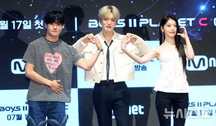 [서울=뉴시스] 김혜진 기자 = 안무가 제이릭(왼쪽부터), 가수 김재중, 샤오팅이 16일 오전 서울 구로구 더세인트에서 열린 Mnet '보이즈2플래닛' 제작발표회에서 포즈를 취하고 있다. 2025.07.16. jini@newsis.com