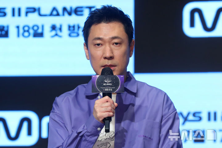 [서울=뉴시스] 김혜진 기자 = 김신영CP가 16일 오전 서울 구로구 더세인트에서 열린 Mnet '보이즈2플래닛' 제작발표회에서 인사말을 하고 있다. 2025.07.16. jini@newsis.com