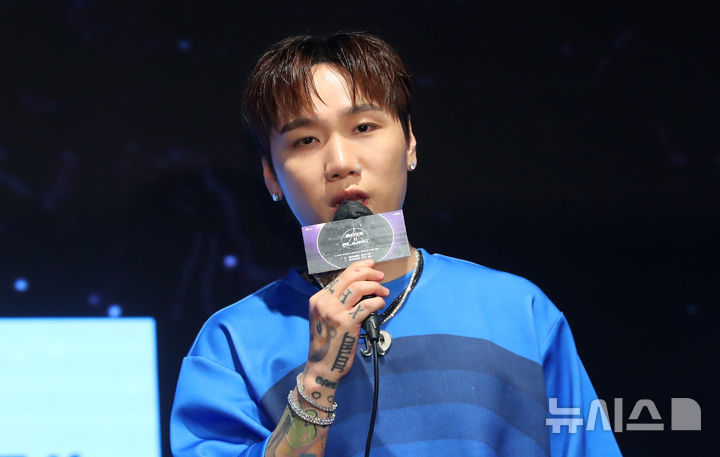 [서울=뉴시스] 김혜진 기자 = 래퍼 저스디스가 16일 오전 서울 구로구 더세인트에서 열린 Mnet '보이즈2플래닛' 제작발표회에서 인사말을 하고 있다. 2025.07.16. jini@newsis.com