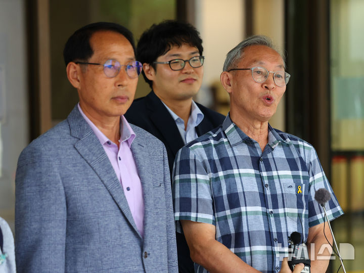 [서울=뉴시스]  최진석 기자 = 16일 서울 서초구 대법원에서 열린 용인경전철 주민소송 관련 재상고심을 마친 뒤 주민소송단 안홍택(오른쪽) 씨가 발언을 하고 있다. 2025.07.16. myjs@newsis.com