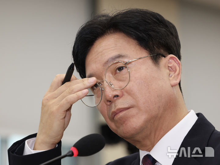 [서울=뉴시스] 김명년 기자 = 김영훈 고용노동부 장관 후보자가 16일 오전 서울 여의도 국회 환경노동위원회에서 열린 인사청문회에서 안경을 만지고 있다. 2025.07.16. kmn@newsis.com