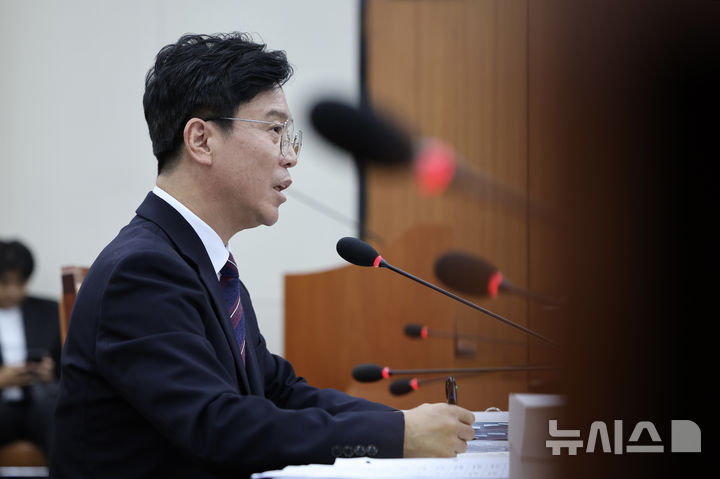 [서울=뉴시스] 김명년 기자 = 김영훈 고용노동부 장관 후보자가 지난 16일 오전 서울 여의도 국회 환경노동위원회에서 열린 인사청문회에서 발언하고 있다. 2025.07.16. kmn@newsis.com