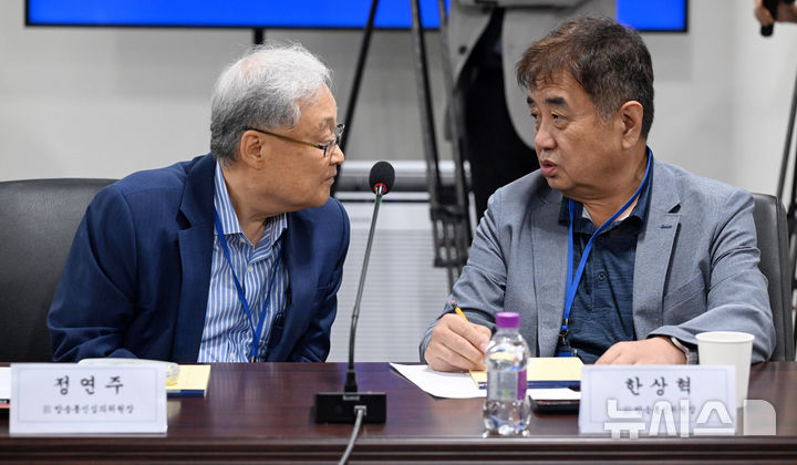 [서울=뉴시스] 추상철 기자 =&nbsp; 정연주 전 방송통신심의위원장이 윤석열 전 대통령의 해촉 처분에 불복해 낸 행정소송에서 승소했다. 사진은 정 전 위원장과 한상혁 전 위원장. (공동취재) 2025.07.16. photo@newsis.com