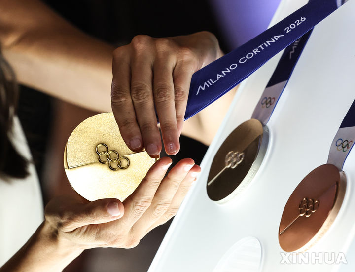 [베네치아=신화/뉴시스] 15일(현지 시간) 이탈리아 베네치아 그랑데 운하 팔라초 발비에서 2026년 밀라노·코르티나담페초 동계올림픽 공식 메달이 공개되고 있다. 2025.07.16.